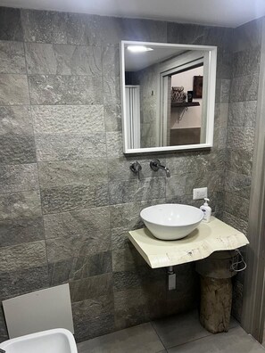 Douche, sèche-cheveux, bidet, serviettes fournies