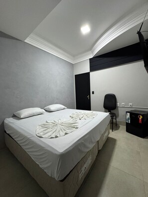 Traditional Room, 1 Queen Bed | Free WiFi, bed sheets - Hotel Samaritano (Montes Claros)