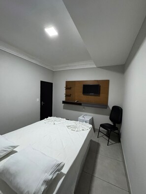 Traditional Room, 1 Queen Bed | Free WiFi, bed sheets - Hotel Samaritano (Montes Claros)