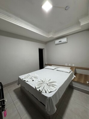 Traditional Room, 1 Queen Bed | Free WiFi, bed sheets - Hotel Samaritano (Montes Claros)