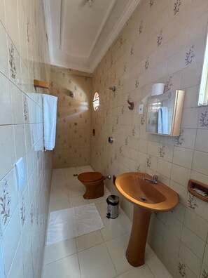 Traditional-Zimmer, 1 Doppelbett | Badezimmer