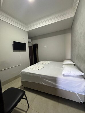 Traditional Room, 1 Queen Bed | Free WiFi, bed sheets - Hotel Samaritano (Montes Claros)
