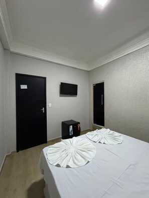 Traditional Room, 1 Queen Bed | Free WiFi, bed sheets - Hotel Samaritano (Montes Claros)