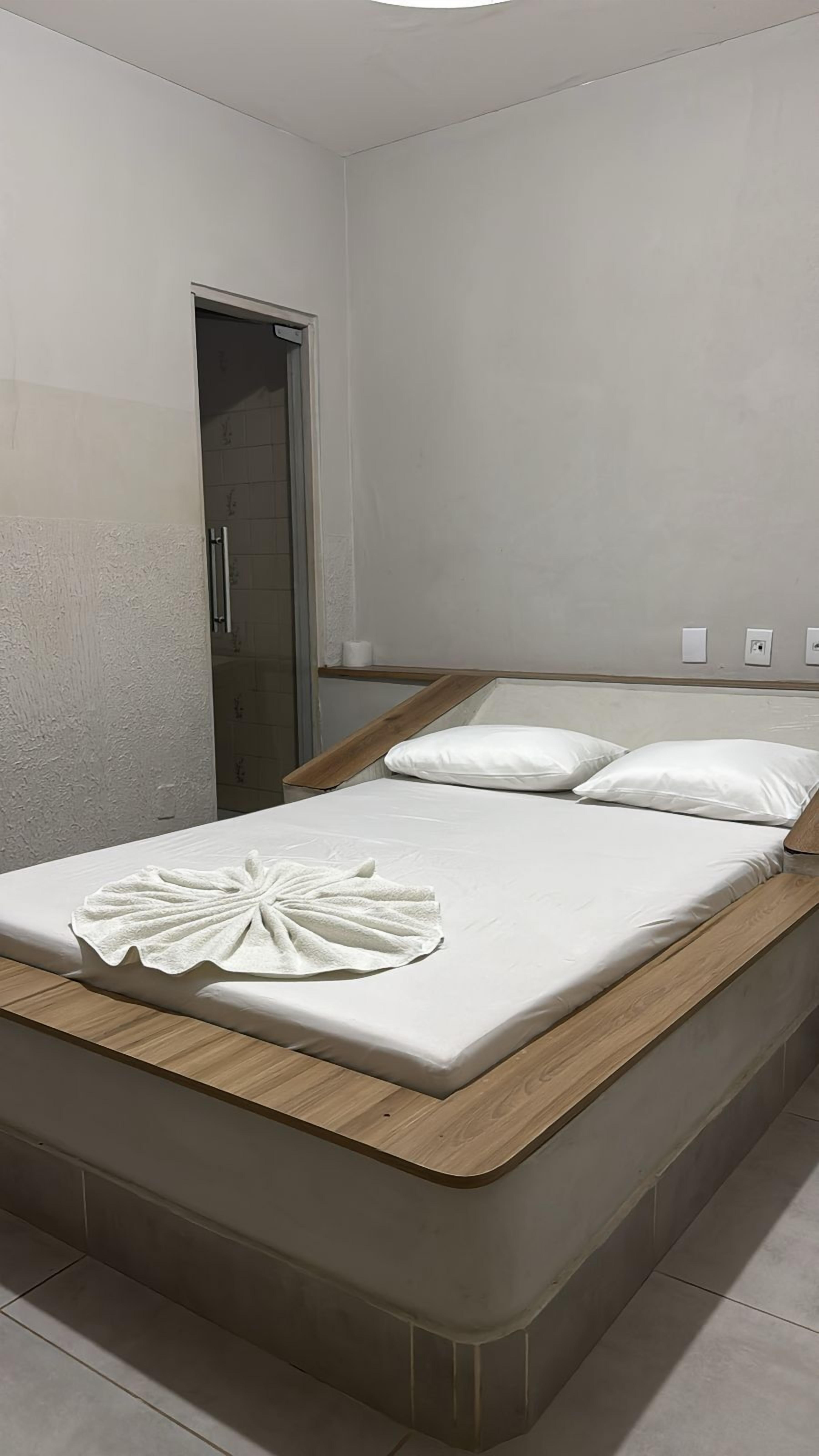 Quarto casal tradicional, serviço de arrumação | Wi-Fi de cortesia, roupa de cama