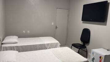 Quarto casal tradicional, serviço de arrumação | Wi-Fi de cortesia, roupa de cama