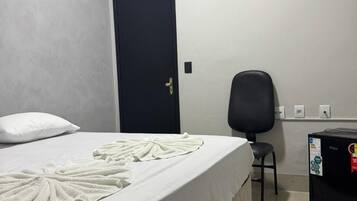 Quarto tradicional, 1 cama Queen | Wi-Fi de cortesia, roupa de cama