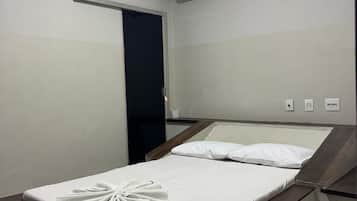 Quarto casal tradicional, serviço de arrumação | Wi-Fi de cortesia, roupa de cama