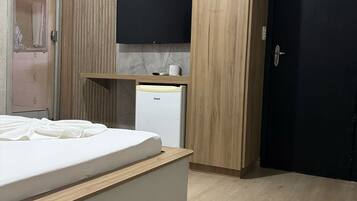 Quarto casal tradicional, serviço de arrumação | Wi-Fi de cortesia, roupa de cama