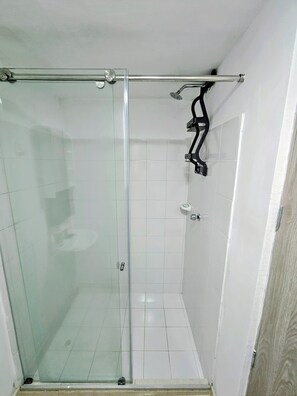 Dusche, Haartrockner, Handtücher, Seife