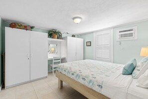House, Multiple Beds (Smyrna Son)
