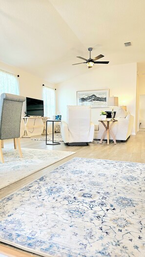 TV - Enchanting 2-bedroom house near Eastport and Sawgrass Grove in The Villages (The Villages)