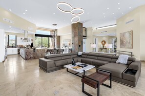 Smart-tv, eldstad, ett musikbibliotek och en stereo