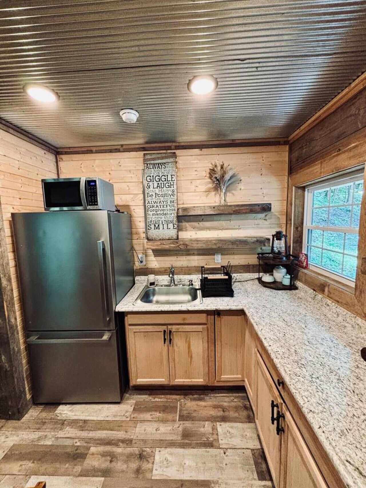 Réfrigérateur, four, batterie de cuisine, vaisselle et ustensiles