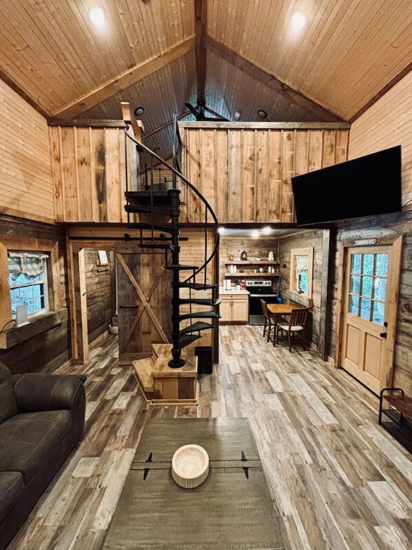 Interior - The Rustic Ave. Red River Gorge (Irvine)