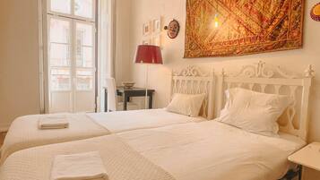 5 bedrooms, iron/ironing board, internet, bed sheets