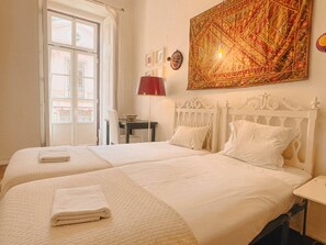 5 bedrooms, iron/ironing board, internet, bed sheets