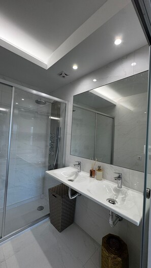 Douche, baignoire à jets, sèche-cheveux, bidet