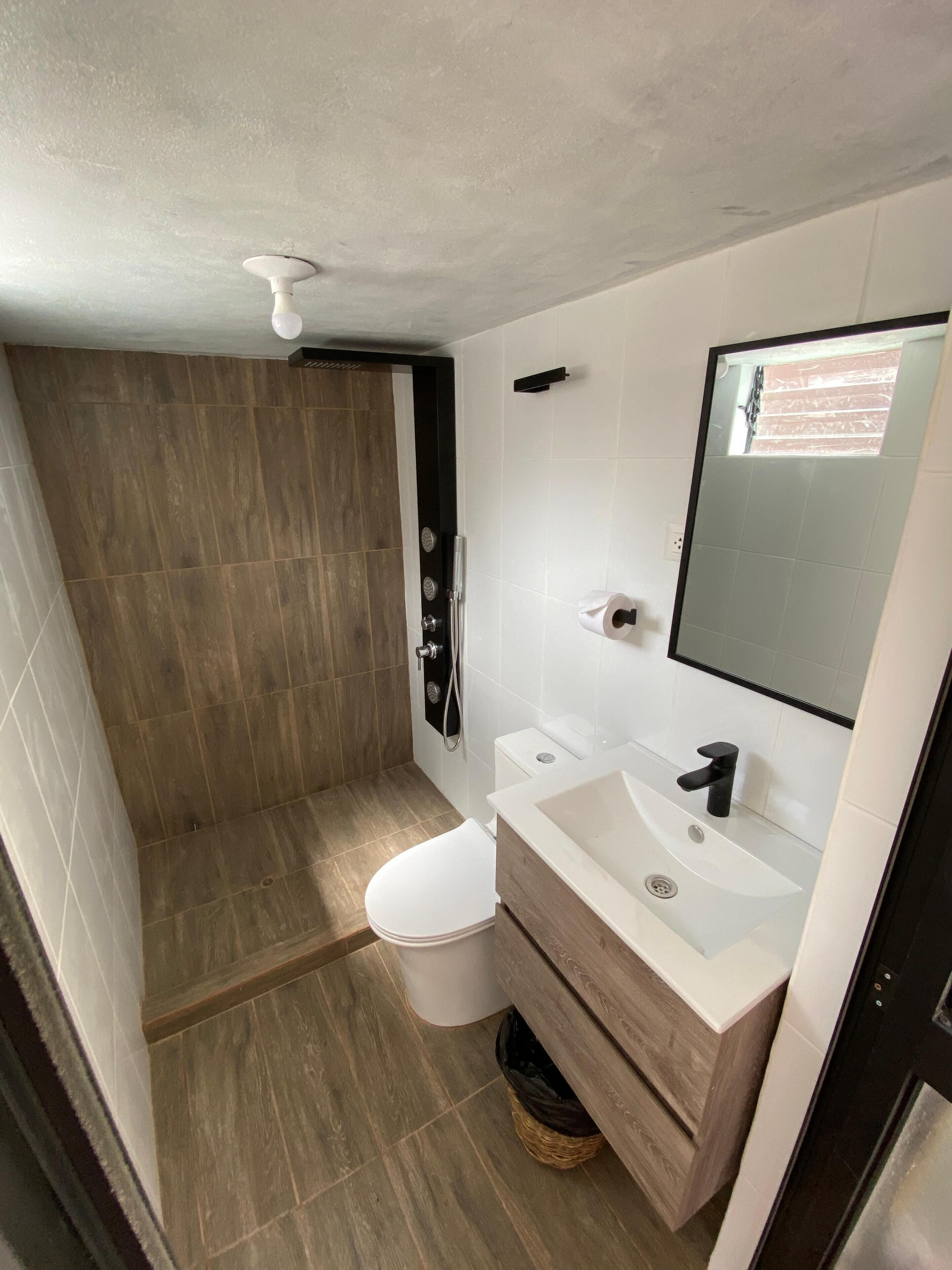 Maison Familiale, 2 chambres, cuisine, vue montagne | Salle de bain | Serviettes fournies, savon, papier toilette