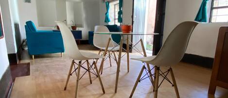 Casa familiar, 2 habitaciones, cocina, vistas a la montaña | Zona de estar