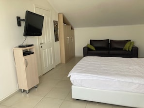 2 bedrooms, iron/ironing board, WiFi