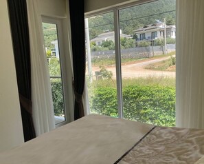 2 bedrooms, iron/ironing board, WiFi