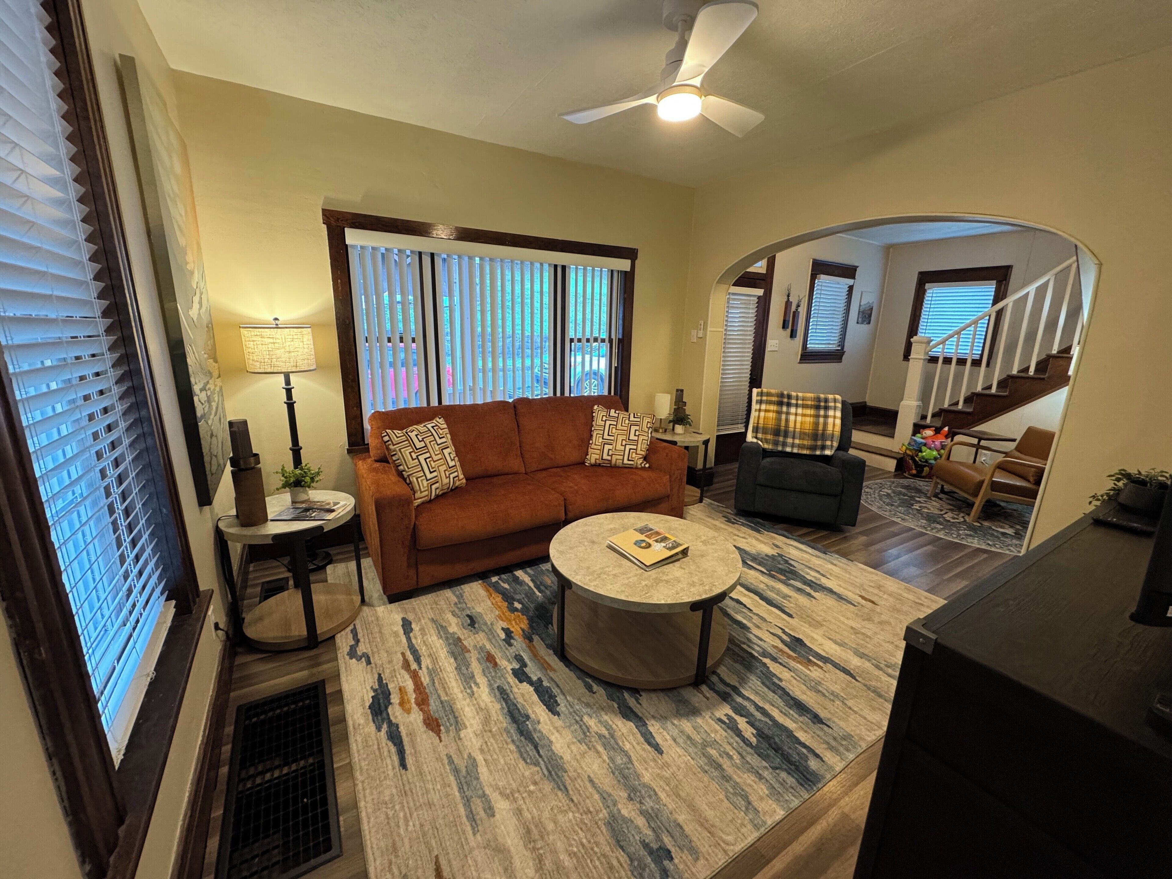 Smart TV, fireplace, books, stereo