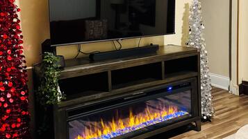 Smart TV, chimenea, libros y estéreo