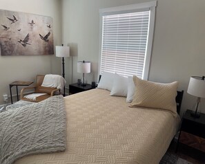 3 bedrooms, iron/ironing board, travel crib, free WiFi - Cozy Riverside Retreat - Fireplace, River View & Winter Magic! (Grafton)