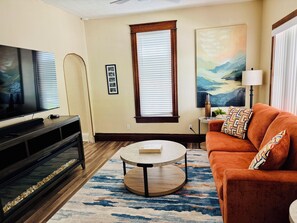 Smart TV, fireplace, books, stereo - Cozy Riverside Retreat - Fireplace, River View & Winter Magic! (Grafton)