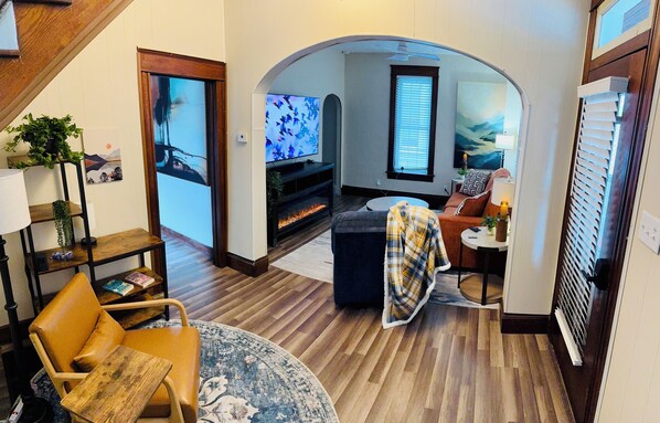Smart TV, chimenea y libros
