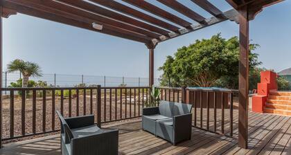 Casa vacacional 'Justo El Desierto' con vistas al mar, terraza compartida y Wi-Fi