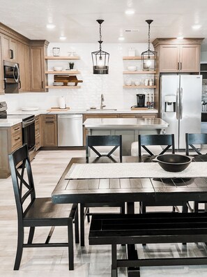 Mikrobølgeovn, ovn, kokeplater og oppvaskmaskin