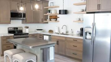 Microondas, horno, placa de cocina y lavavajillas