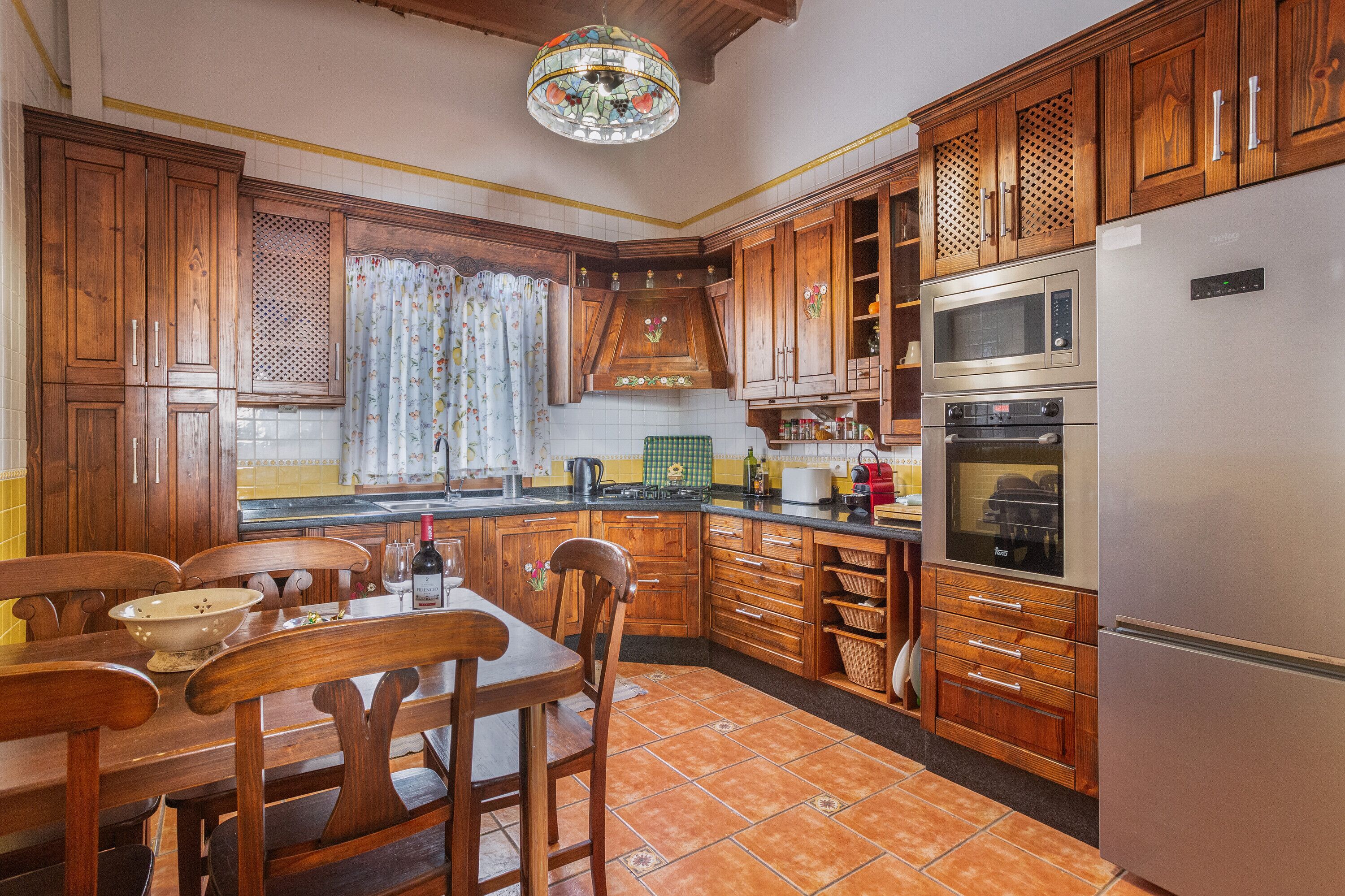 Frigorífico, microondas, horno y placa de cocina