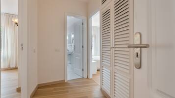 Een douche, een haardroger, handdoeken