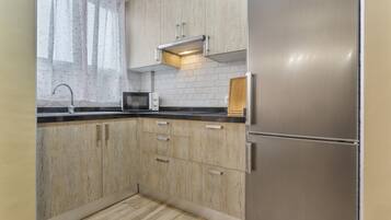 Réfrigérateur, micro-ondes, four, plaque de cuisson