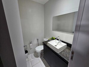 Chuveiro, secador de cabelo, toalhas de banho, sabonete