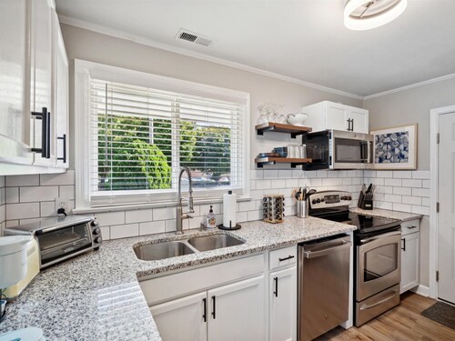 Minutes to Uptown/South End Pet Friendly Cozy Charmer