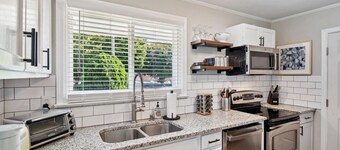 Minutes to Uptown/South End Pet Friendly Cozy Charmer