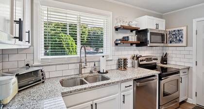 Minutes to Uptown/South End Pet Friendly Cozy Charmer