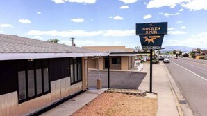 A building with a sign reading "The Golden Spur" and a vacant sign below it. - Double Queen Bedroom_Western Themed_Bryce Canyon (Panguitch)