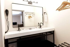 Sèche-cheveux, serviettes fournies