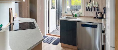 Køleskab, kogeplade, opvaskemaskine, kaffe-/temaskine