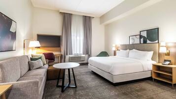 Studiosuite, 1 kingsize-seng, kjøkken | Skrivebord, blendingsgardiner og strykejern/-brett