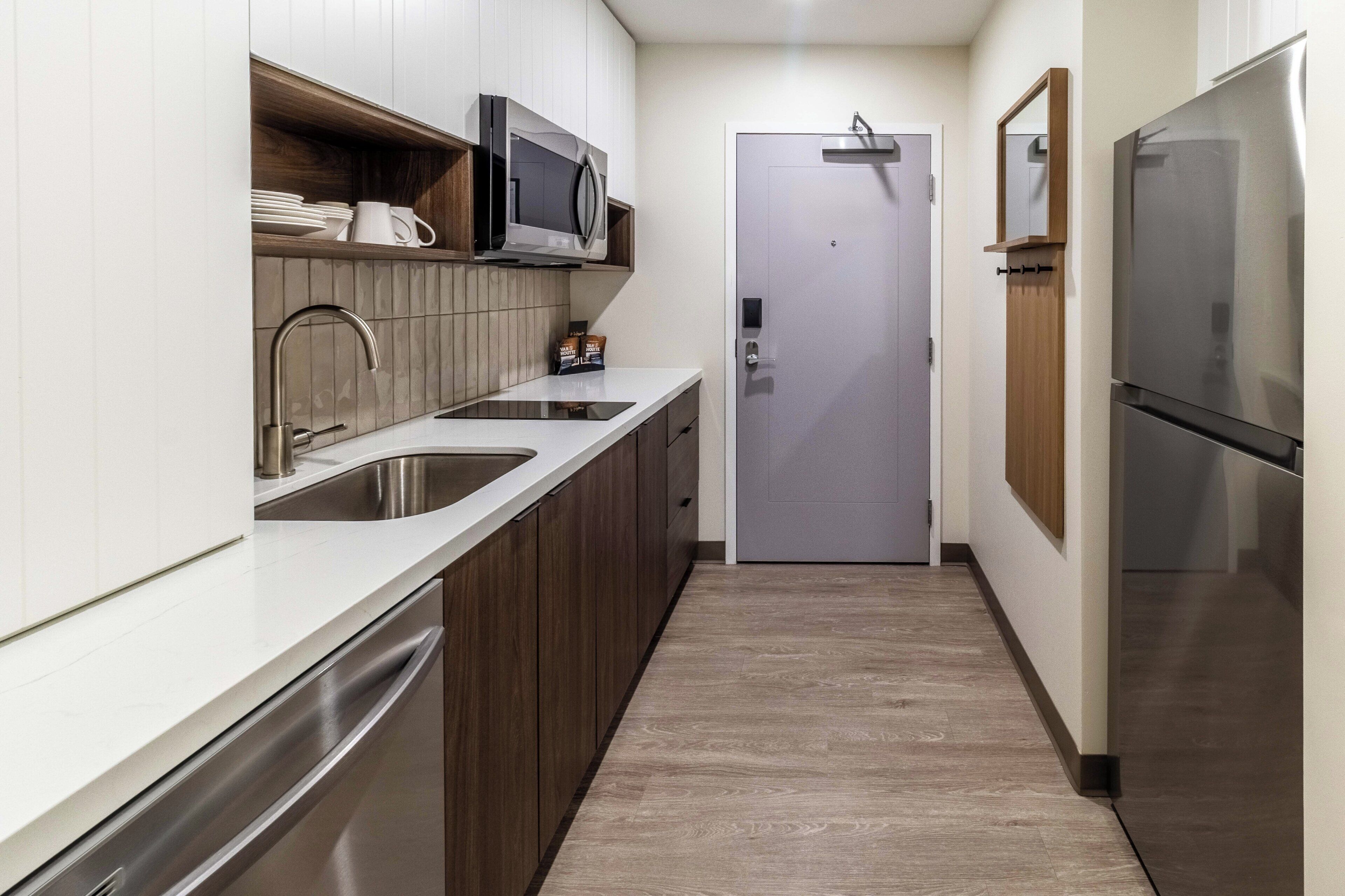 Escritorio, cortinas opacas, tabla de planchar con plancha