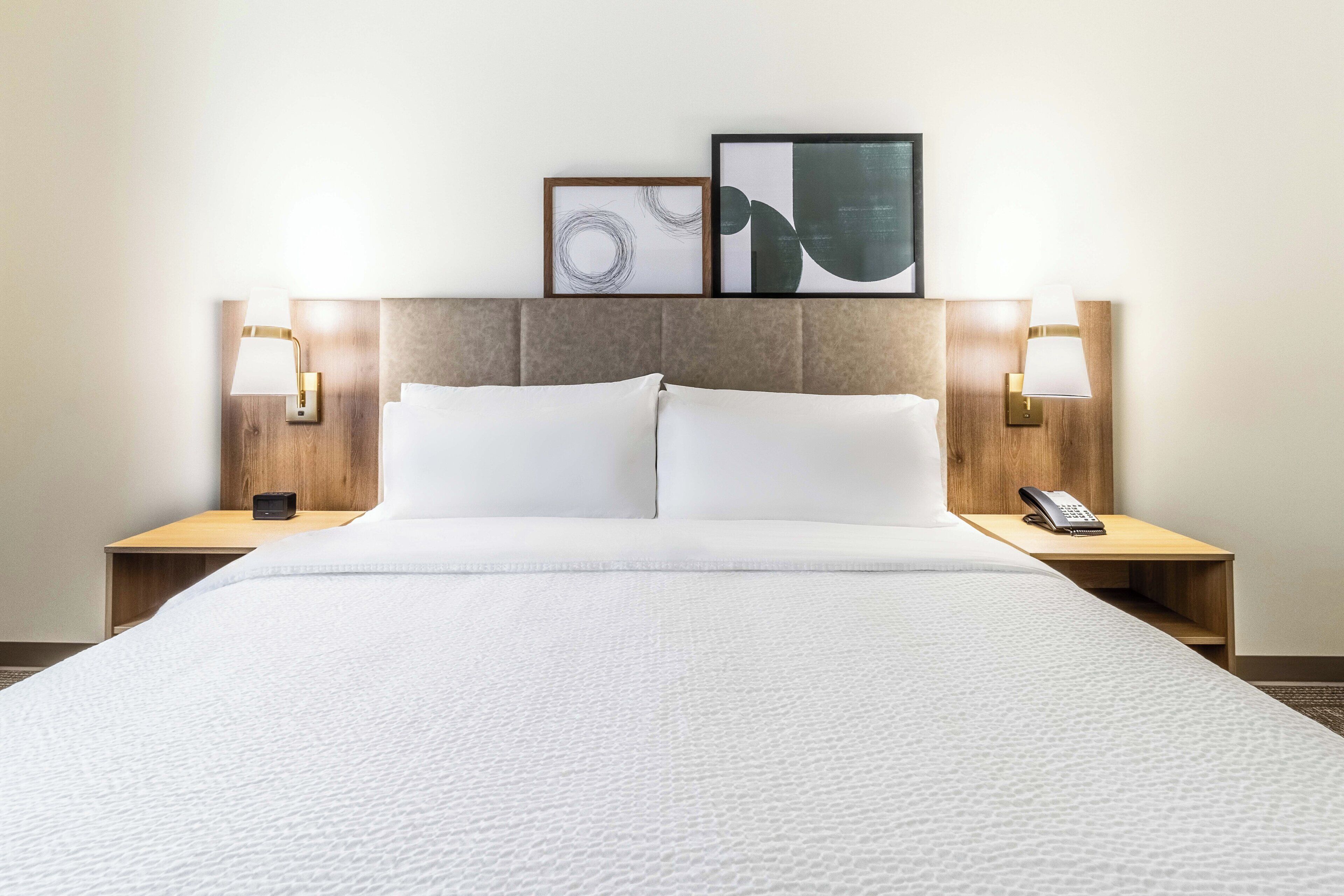 Bureau, rideaux occultants, fer et planche à repasser