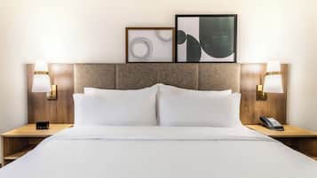 Skrivebord, blendingsgardiner og strykejern/-brett