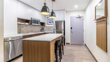 Suite, 1 Bedroom, Kitchen | Desk, blackout drapes, iron/ironing board, cribs (free)