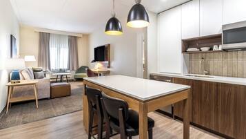 Suite, 1 Schlafzimmer, Küche | Schreibtisch, Verdunkelungsvorhänge, Bügeleisen/Bügelbrett