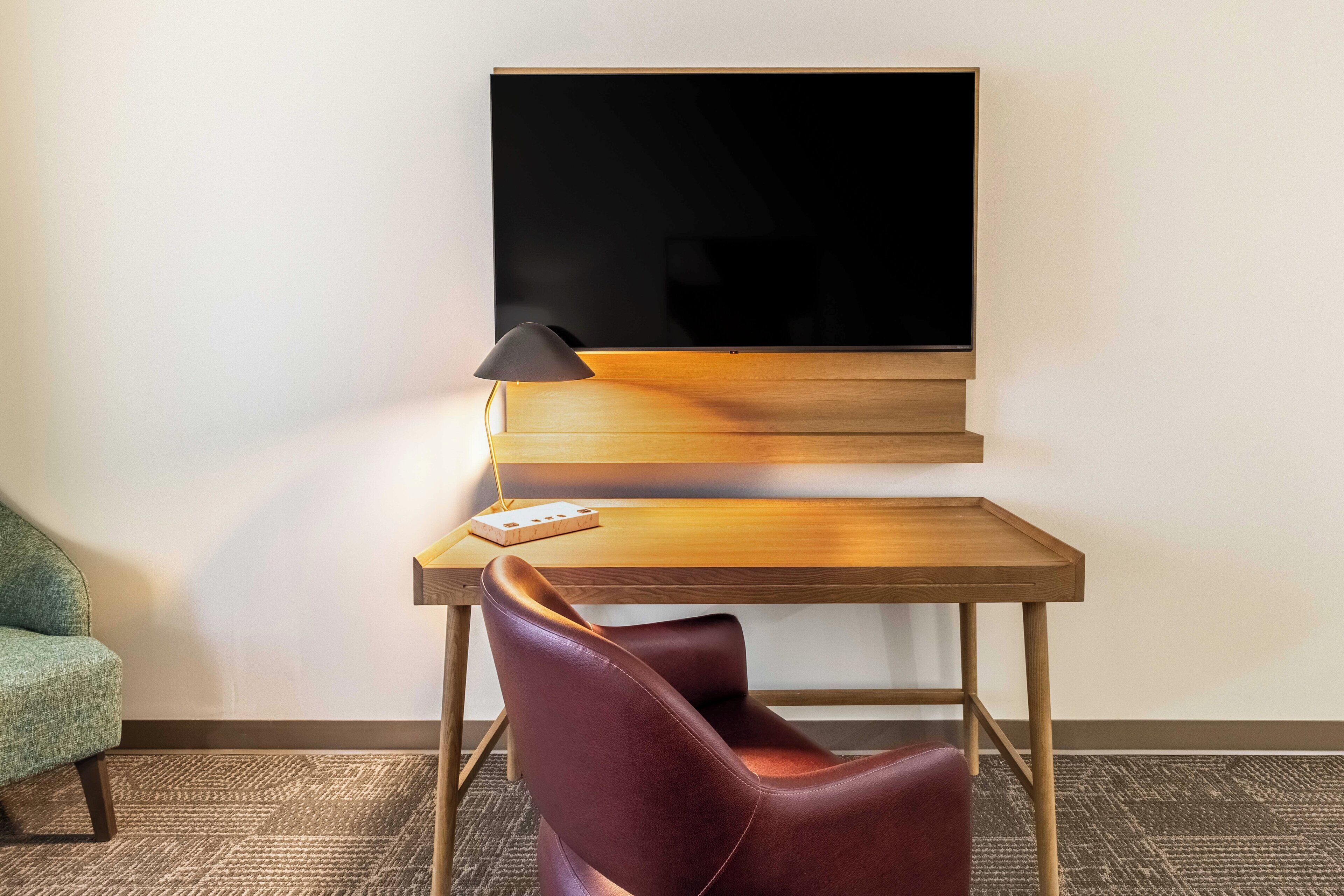 Escritorio, cortinas opacas, tabla de planchar con plancha